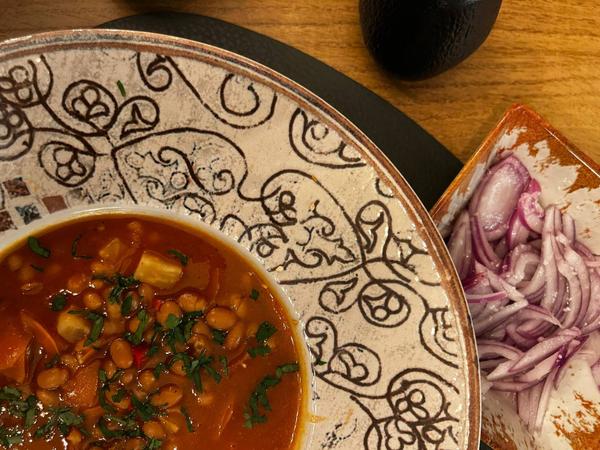 Ciorbă de Fasole Afumată - Servită cu Salată de Ceapă Roșie & Pâine Rustică